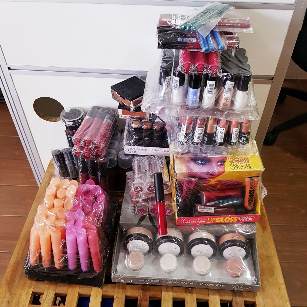 Make-up COSMETICS - Brand New Mall Pull Out Beauty Accessories