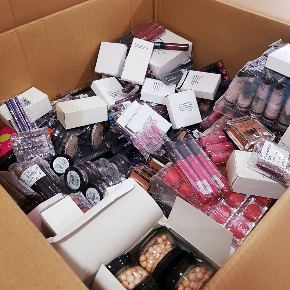 Make-up COSMETICS - Brand New Mall Pull Out Beauty Accessories