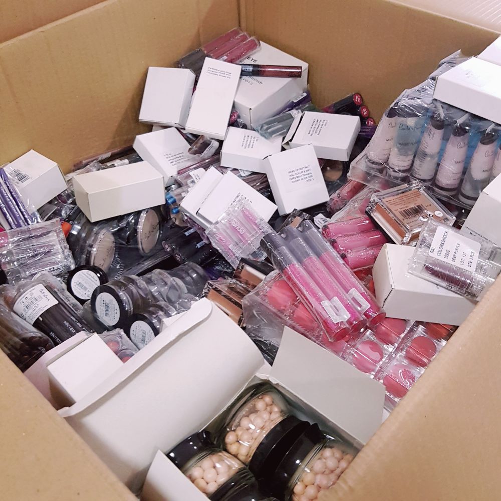 Make-up COSMETICS - Brand New Mall Pull Out Beauty Accessories