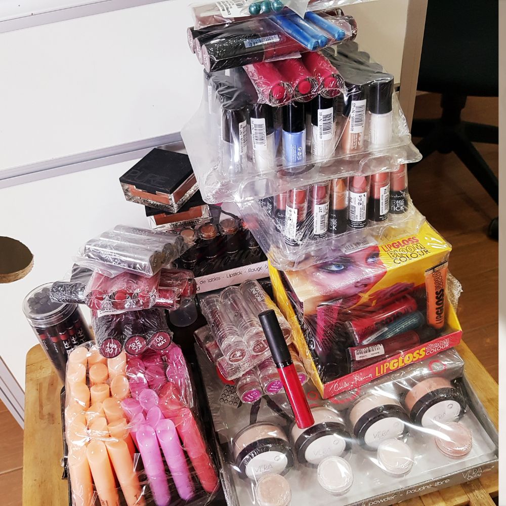 Make-up COSMETICS - Brand New Mall Pull Out Beauty Accessories